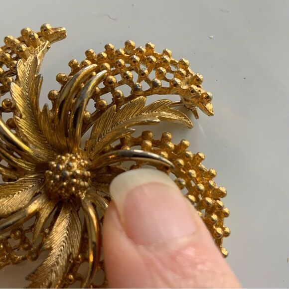 Vintage Lisner Gold-Tone Floral sunburst Brooch – Mid-Century Statement Pin 2.5” - Picture 5 of 8